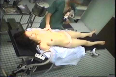 [ネット上のホットな話題] 麻酔をかけられた美女が変態医師にレイプされる