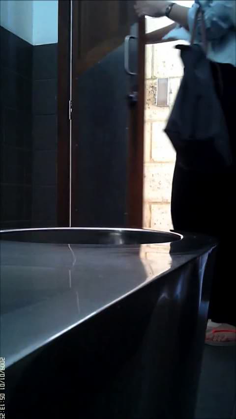 ドイツのバスルームに隠しカメラ 2 HD 720p