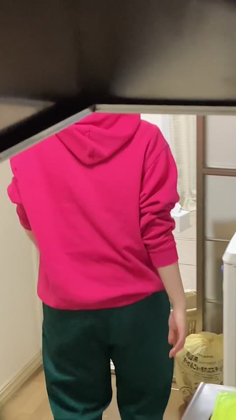 車の中で目についた可愛い女の子；彼女を尾行したら、パイパンで美しい裸の姿で私を迎えてくれた