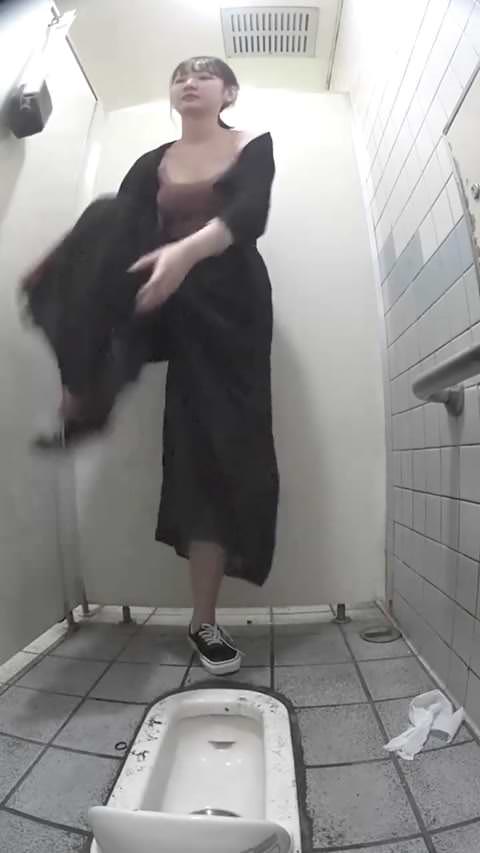 海辺のトイレを正面から撮影した時、32「こんな形のトイレは久しぶり、ここ狭すぎる！」 *震えている*