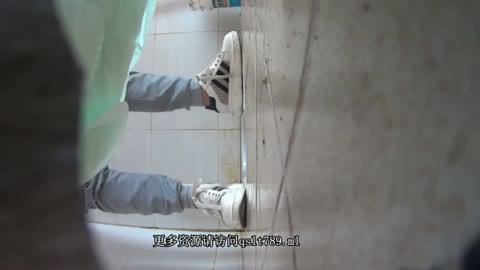 体育館の個室トイレ 3