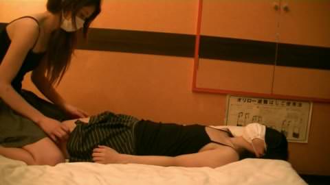 小胸のレズビアン、くすぐり