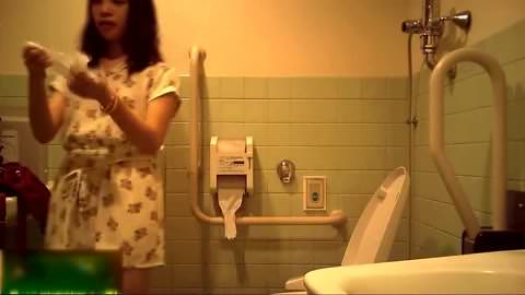 [爆笑カップル] ✪ 北陸のショッピングセンターのトイレ ✪ 若い女の子たちを選抜 ③... 誰でも使えるトイレ