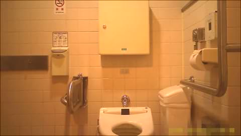 誰にも見られたくない恥ずかしい排泄の瞬間を盗撮 1