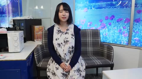 HD画質。大阪出身のアイドル級巨乳を持つ無垢な美女！！！これ以上何を望む？マンコに中出し。