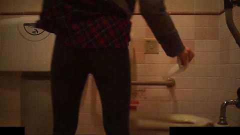 しゃがんで用を足す女の子を含む3人のオシャレ女子