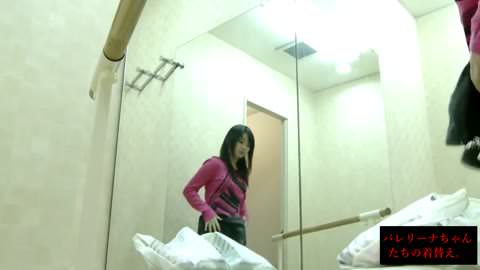 20歳のバレリーナたちが可愛く着替える — 32時間の盗撮