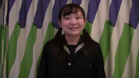 身長143cm、三つ編みで不釣り合いな3カップの胸を持つ女子学生