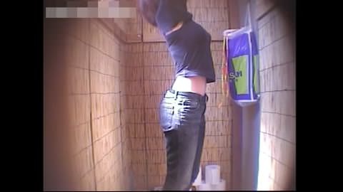 [掘り出し物] 美女だらけの4つのカメラ ◆ 海辺のコテージ：若い女性たち ♡ トイレ 023