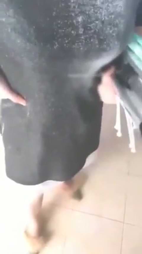 汚い公衆トイレでセックスするカップル