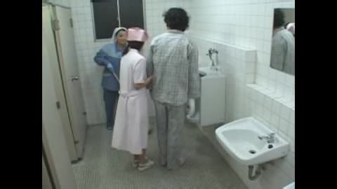 トイレで清掃員と