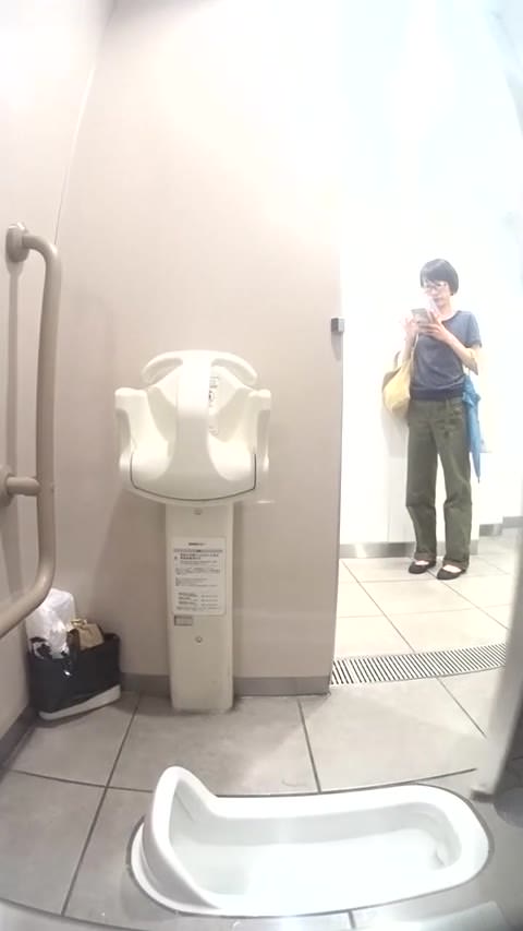 「清純系」の女の子がアナルを刺激して排泄