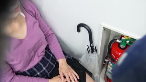 それに気づいた時にはもう手遅れ。服を整えたけど、ブラのストラップがまだ見える — 可愛くてだらしない若い娘