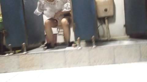 ドアなしの中国式トイレ