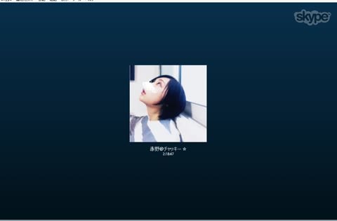 美女がエロティックなセッション中にタバコを吸う