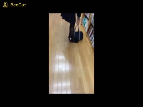 (PC/モバイル対応) 真っ白なパンティを履いた少女、もうバレているのに気づかないふりをして怖がっている！！