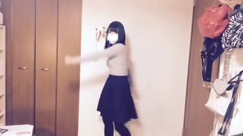 [プライベート動画] 3カップの胸を持つおとなしい巨乳娘が、胸を揺らしながら踊る