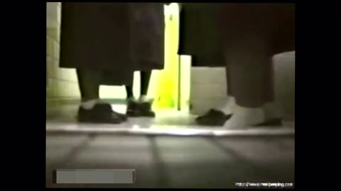 制服姿で尿意をこらえ、そわそわと落ち着かない様子