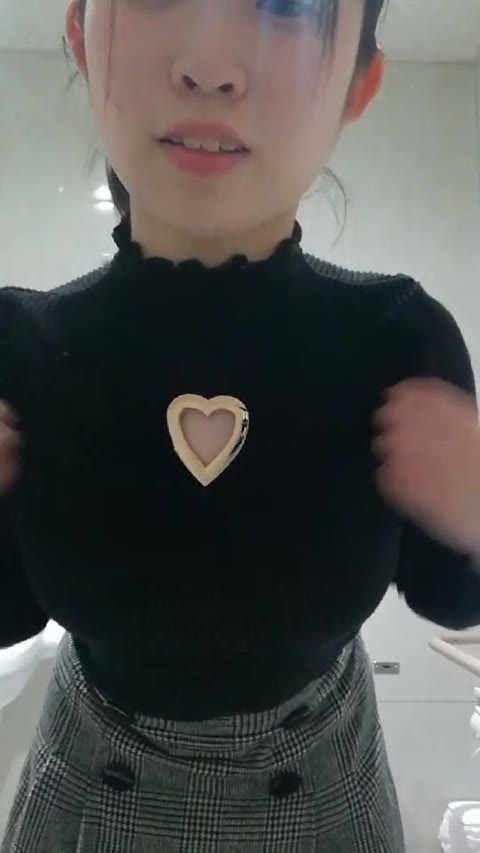 地下アイドルKが公衆トイレでオナニー