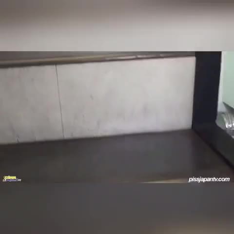 【洗面所】 4人の少女 — 肛門が完全に露出しているアングル