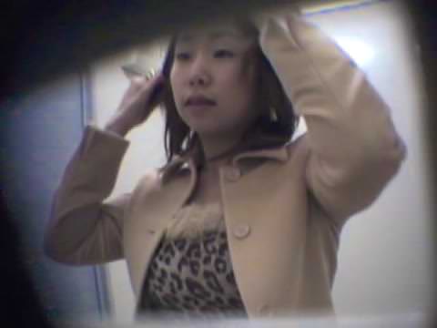 [テクノ塾：和式トイレの隠し撮り T020-1] ユカ、25歳、有名化粧品会社の化粧品部門社員