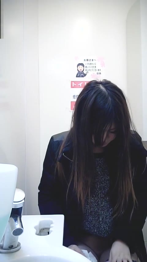 トイレでのリアル盗撮 2