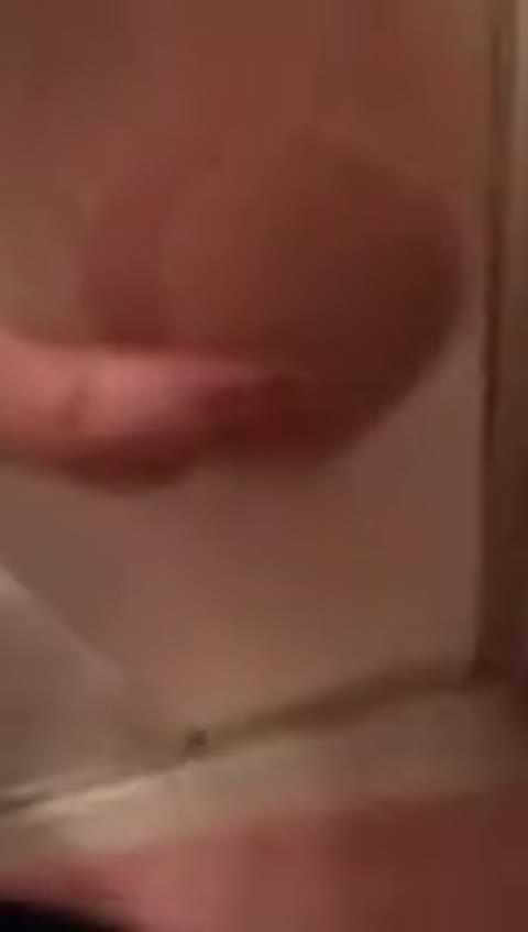 友人が入浴中の2人の女の子を無理やり撮影！押し付けられたお尻はエロい？ 81404