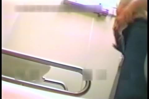 無修正。洋式トイレでのしゃがみ込み体位を撮影！マンコが丸見え！