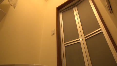 風俗店の待合室トイレでの盗撮 [2台のカメラ]