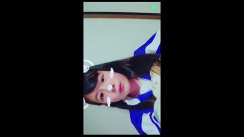 バスルームで隠れた才能を見せる女の子と、スカートから偶然露出してしまった女の子