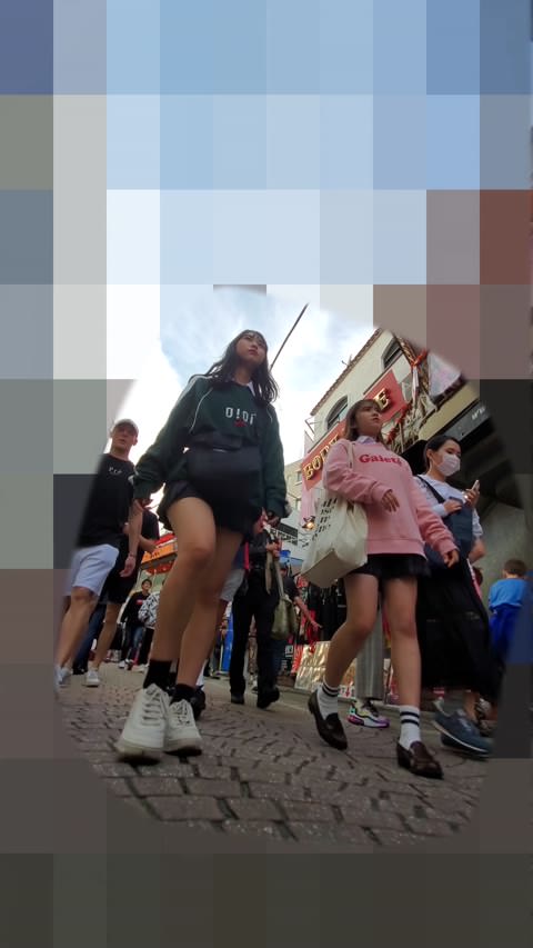 キュートなJ◯ちゃん、100倍可愛い！たまらない美脚とパンティ