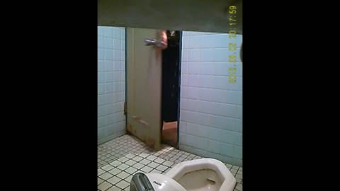 2台のカメラ、居酒屋にある和風トイレ 3