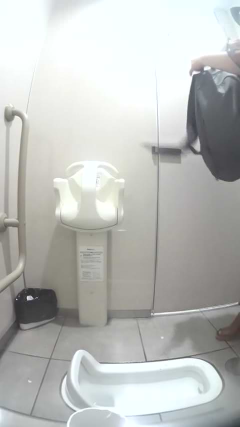 帽子をかぶって「あれ」をする男