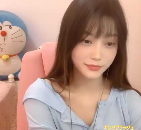 突然胸を露わにした美女