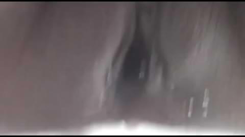 無修正：女子高生が利用する日本の公衆トイレでの隠し撮り — パイパンマンコからうんちを絞り出し、おしっこを放出