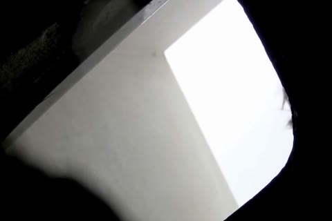 無修正：トイレ、剃毛マンコの女子高生を下から隠し撮り