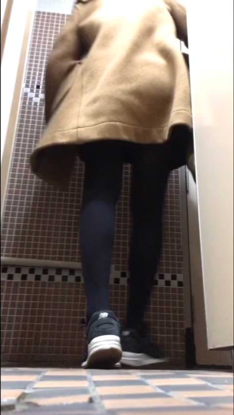 （無修正）若くて無垢なマンコとアナル溝