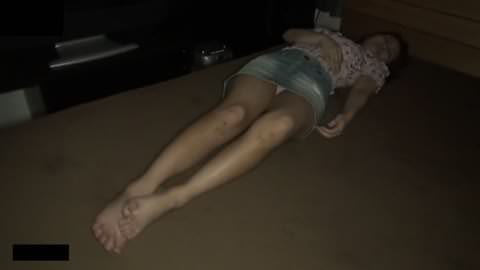 今回も丁寧に糸を引く、ファイルを持った女の子