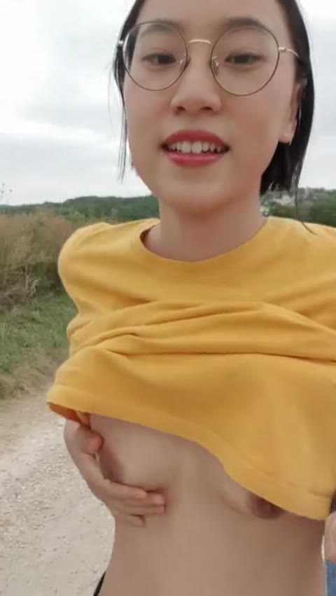 野外で眠る中国人女性