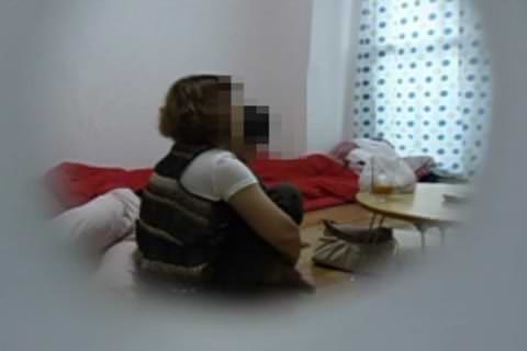 相談という名目で、年上の同僚を自宅に誘い込んだ…