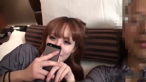 妊娠5ヶ月の美人妊婦へのクリーム色の射精 ノー