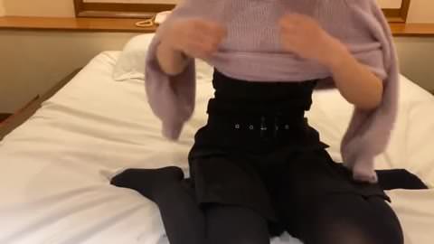 生中出し。ブロンドの彼女が静かに深い中出しを受け入れる