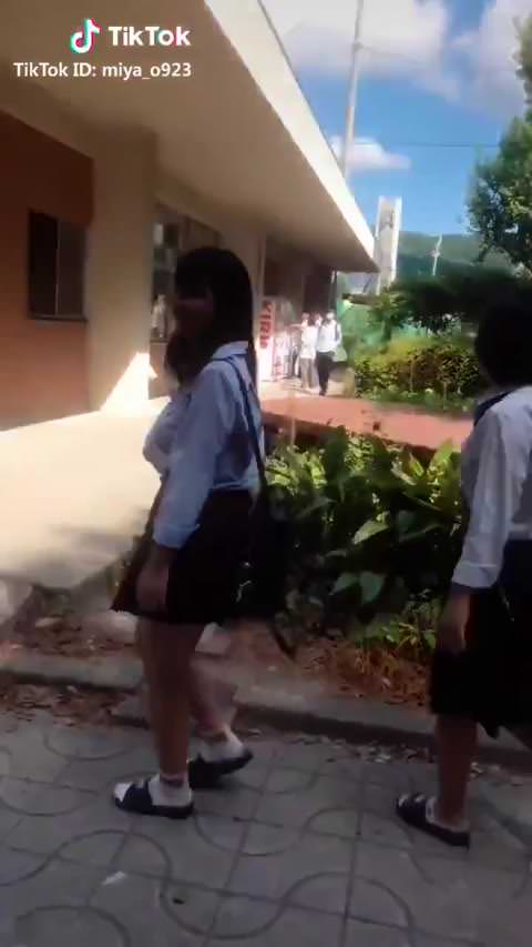 制服姿で揺れる巨乳