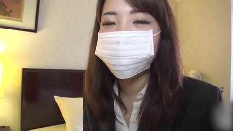 アジア大学の19歳の1年生。借金を返済するために過激なグラビア撮影に臨んだ。プライベート動画