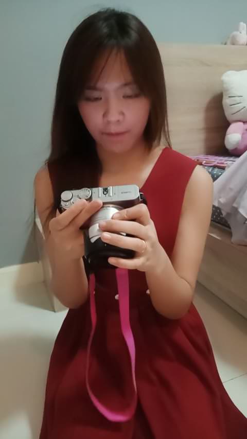 可愛いタイ人娘のドレス姿オナニー、パート1。タイ語音声付き