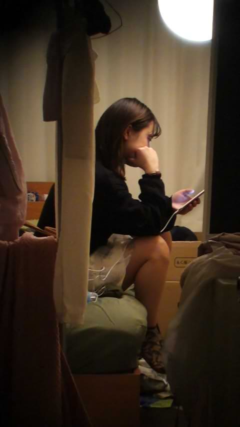 非現実的な状況に頭がくらくらする。ドア越しに、わずか10cm先にいる美しい見知らぬ女性の胸を眺められるあの感覚。