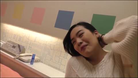 オフカメラ：マゾヒストのギャルが、彼氏とやるよりこっちの方が気持ちいいと言っている