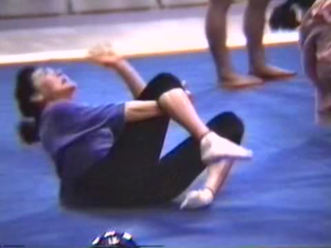 J○ パンツに食い込んだ丸々としたお尻、興奮した乳首が透けて見える