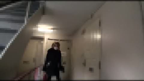 無修正：サドマゾっぽいギャルが床でディルドを挿入させられ、弄ばれる