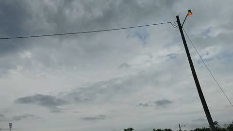 【高画質！】フェス入場待ちの屋外放尿セルフィー…ノーメイクだけどエマ・ワトソンにちょっと似てる